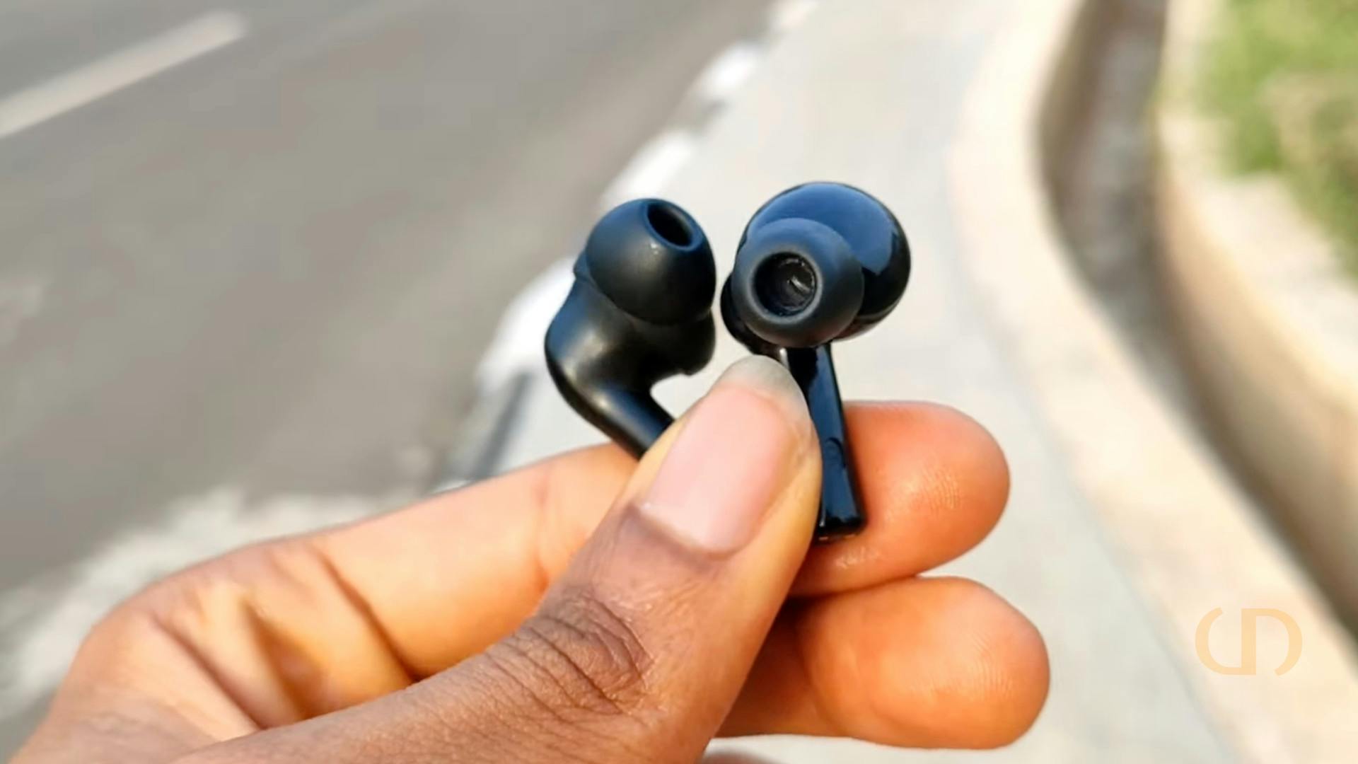 oraimo freepods 3 and soundcore r100 earbud